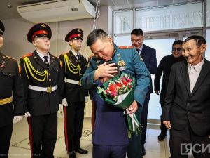 В аэропорту Якутска торжественно встретили Героя России Родимира Максимова