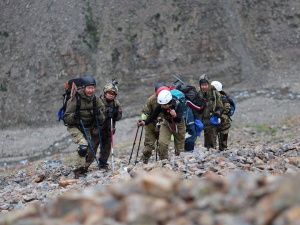 Патриотический десант МВД Якутии водрузил флаг ведомства на высоте 2291