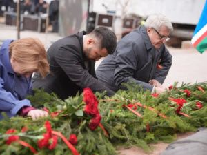 Глава Якутска Евгений Григорьев возложил цветы к мемориалу «Солдаты Туймаады» и памятнику Якутскому снайперу