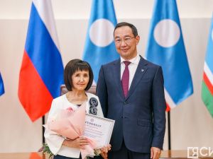 Глава Якутии вручил лучшим педагогам-наставникам премии в 100 тысяч рублей