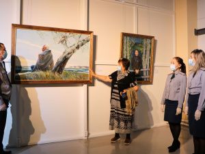 Сотрудники УФСИН посетили художественную выставку «Лики Победы»