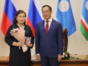 Айсен Николаев вручил государственные награды матерям Якутии