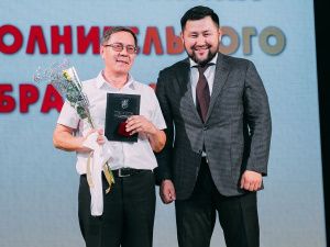 Евгений Григорьев поздравил работников дополнительного образования города Якутска