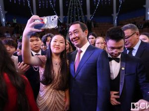 10 лучших школьников по итогам 2024 года наградили на Елке главы Якутии