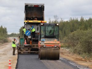 Дорожники уложили свыше 5 км нижнего слоя асфальта на автодороге «Амга» в Якутии