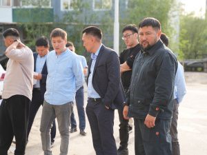 Евгений Григорьев проверил ход работ по благоустройству дворовых территорий в Якутске