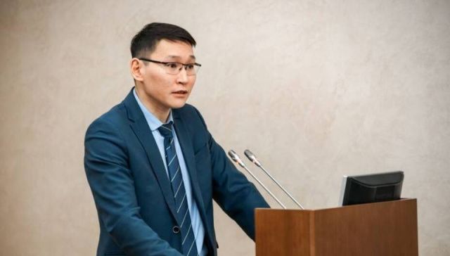 Министр транспорта Владимир Сивцев находится в Чульмане, где ждет рейса авиакомпании «Якутия»