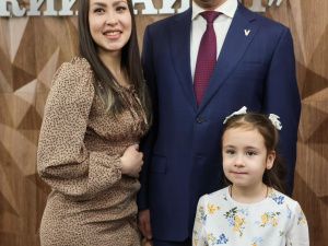 Айсен Николаев вручил жилищные сертификаты молодым семьям из Нерюнгри