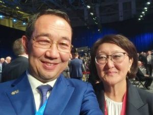 Фотофакт: селфи Айсена Николаева и Сарданы Авксентьевой на ВЭФ-2022