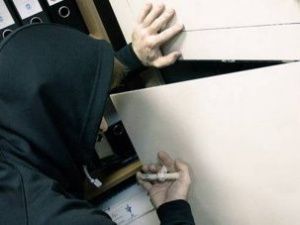 Бывший работник украл у предпринимателя деньги из сейфа