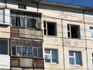 «Замечательный» сосед, живущий зимой с открытыми окнами, устроил пожар