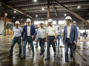 Айсен Николаев проверил работу модернизированной линии лесопромышленного комплекса «Алмас»