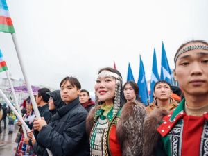 Премьер Якутии Кирилл Бычков возложил цветы к памятнику Платону Ойунскому