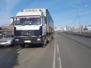 В Якутске пьяный пешеход бросился под колеса грузовика