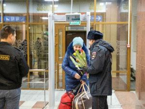 На станции Нижний Бестях железнодорожники поздравили женщин- пассажирок с Международным женским днём