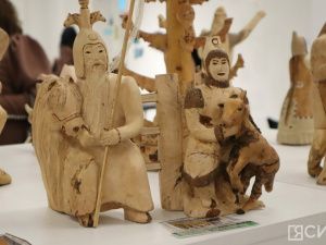 Мастер резьбы по дереву из Горного района представил героев Олонхо на фестивале NeoOlonkho в Якутске