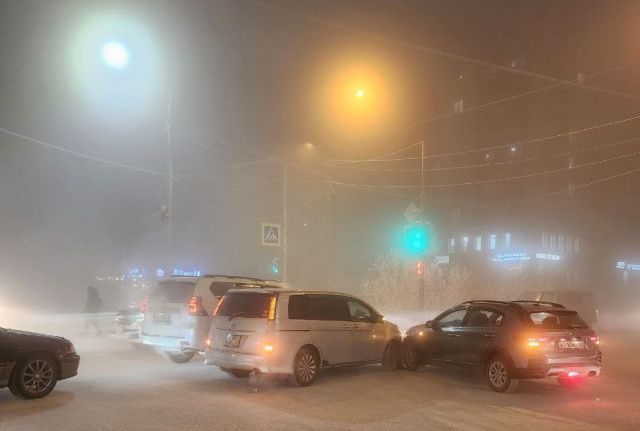 На перекрестке ул. Орджоникидзе и ул. Курашова Якутска затруднено движение из-за ДТП