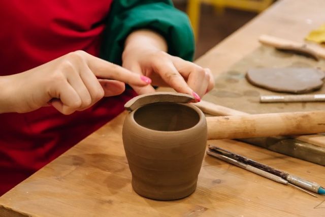 В Таттинском районе детей обучают гончарному делу