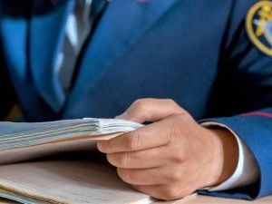 В Усть-Алданском улусе директор муниципального учреждения заключил договор с компанией, где сам являлся учредителем. Его уволили