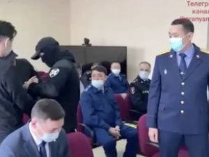 В Якутске задержали гендиректора «Сахапроекта». На него надели наручники во время совещания в прокуратуре