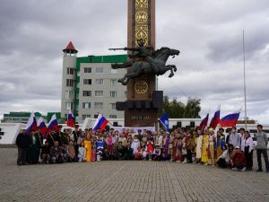 В Москве в парке Победы на Поклонной горе волонтеры развернут российский флаг