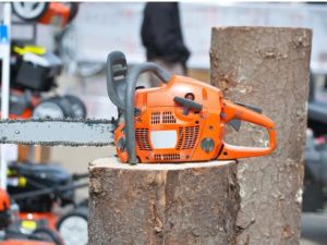 В Таттинском улусе безработный украл бензопилу стоимостью свыше 90 тысяч рублей и продал за четыре тысячи рублей