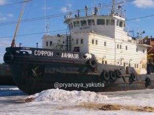 Инцидент в Жиганске: одно судно ушло под лед
