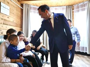 Айсен Николаев навестил пострадавшую от паводка многодетную семью из Намского улуса