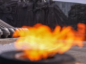 Глава Якутии возложил цветы к монументу защитникам Отечества в Астане