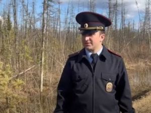 В Якутии полицейский спас осиротевшего новорождённого лосёнка