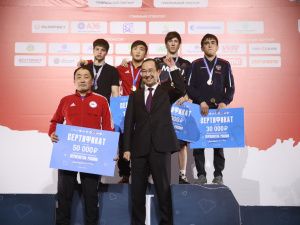 Глава Якутии Айсен Николаев вручил первые медали победителям Первенства России по вольной борьбе в Якутске