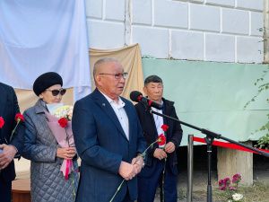 В Якутске установили бронзовую мемориальную доску заслуженному тренеру Дмитрию Коркину