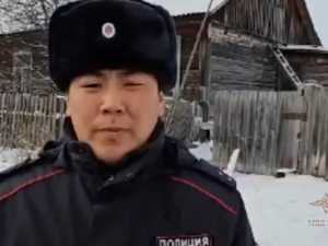 Полицейского из Якутии наградили медалью за спасение людей из горящей квартиры