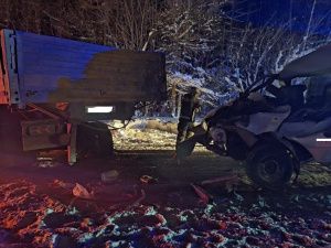 В Якутии погиб водитель, врезавшись в стоящий большегруз