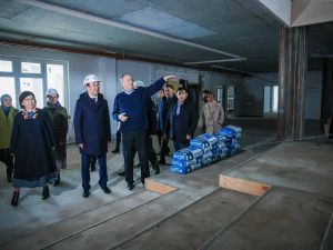Айсен Николаев проверил ход строительства самой большой школы республики