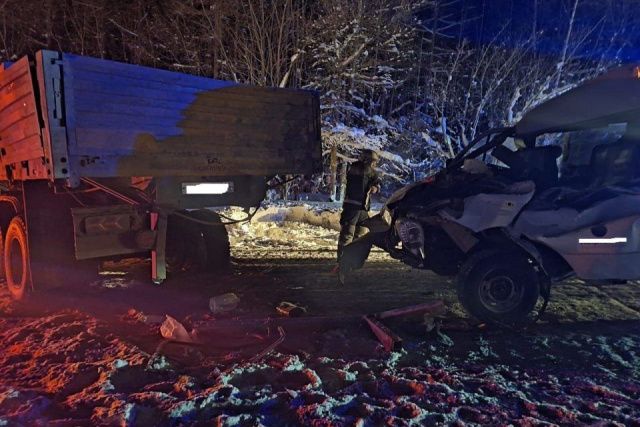 В Якутии погиб водитель, врезавшись в стоящий большегруз