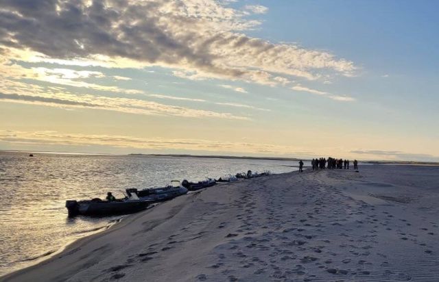 Две недели ищут пропавших рыбаков в Якутии