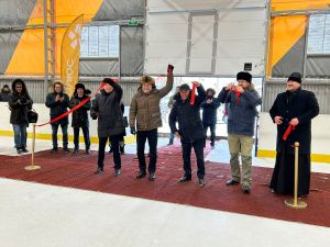 Председатель правительства Якутии Кирилл Бычков открыл хоккейный корт в поселке Нижний Куранах