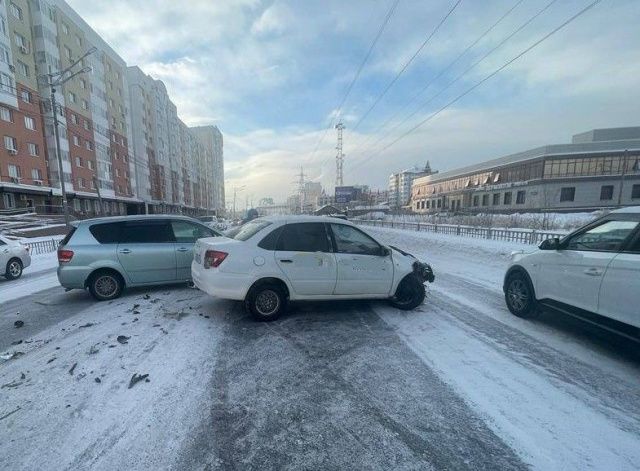 В ДТП по улице Лермонтова в Якутске пострадали два пассажира