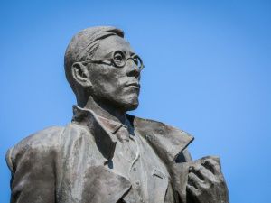 В День Республики Айсен Николаев возложил цветы к памятнику П.А. Ойунского