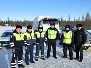 В Якутии автоинспекторы помогли автоледи с детьми, чья машина в мороз заглохла на дороге «Вилюй»