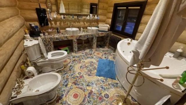 "Золотой" унитаз и нож со свастикой нашли в доме задержанного ректора