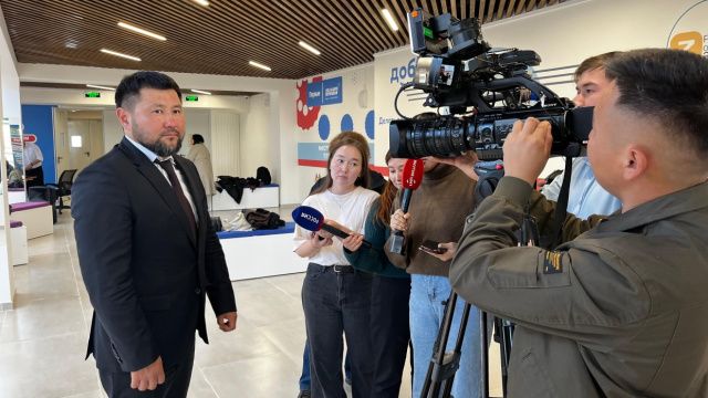 Платные парковки, проблема "наливаек", вопрос с бродячими собаками — о чем говорили на пресс-конференции с мэром Якутска