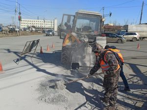 Сардана Авксентьева дала поручение ускорить ямочный ремонт улично-дорожной сети города