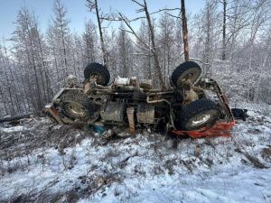 В Якутии водитель КАМАЗа сел пьяным за руль, не справился с управлением и погиб в ДТП