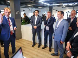 Глава Сбербанка ознакомился с разработками технопарка “Якутия”