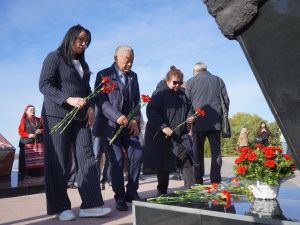 В Хабаровске участники «Поезда дружбы» возложили цветы к мемориалу «Победа на Востоке»