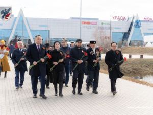 В Якутске возложили цветы к стеле Победы в память о воинах-якутянах