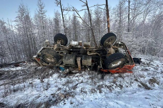 В Якутии водитель КАМАЗа сел пьяным за руль, не справился с управлением и погиб в ДТП