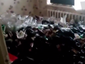 Жительница Якутии устроила в квартире свалку